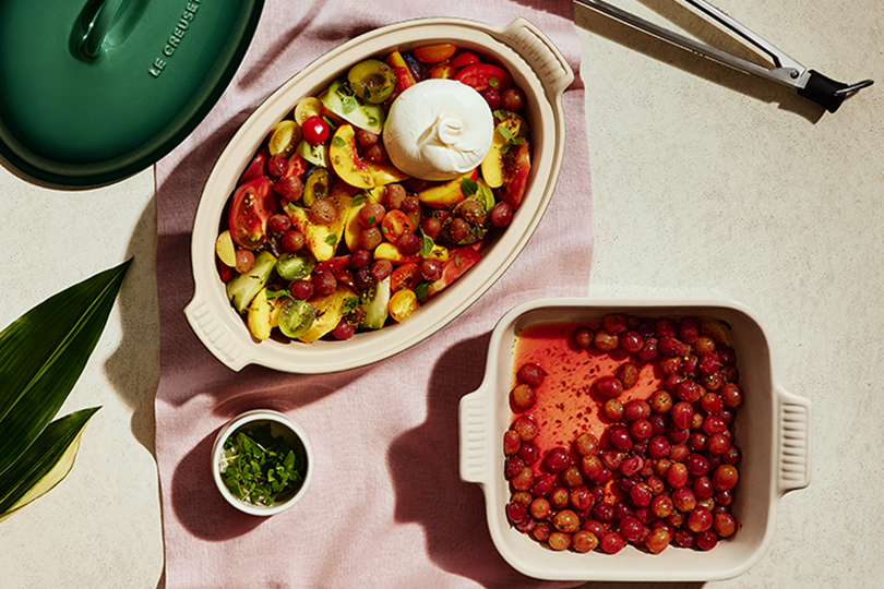 Salade caprese de fruits et de tomates, avec burrata et raisins rôtis
